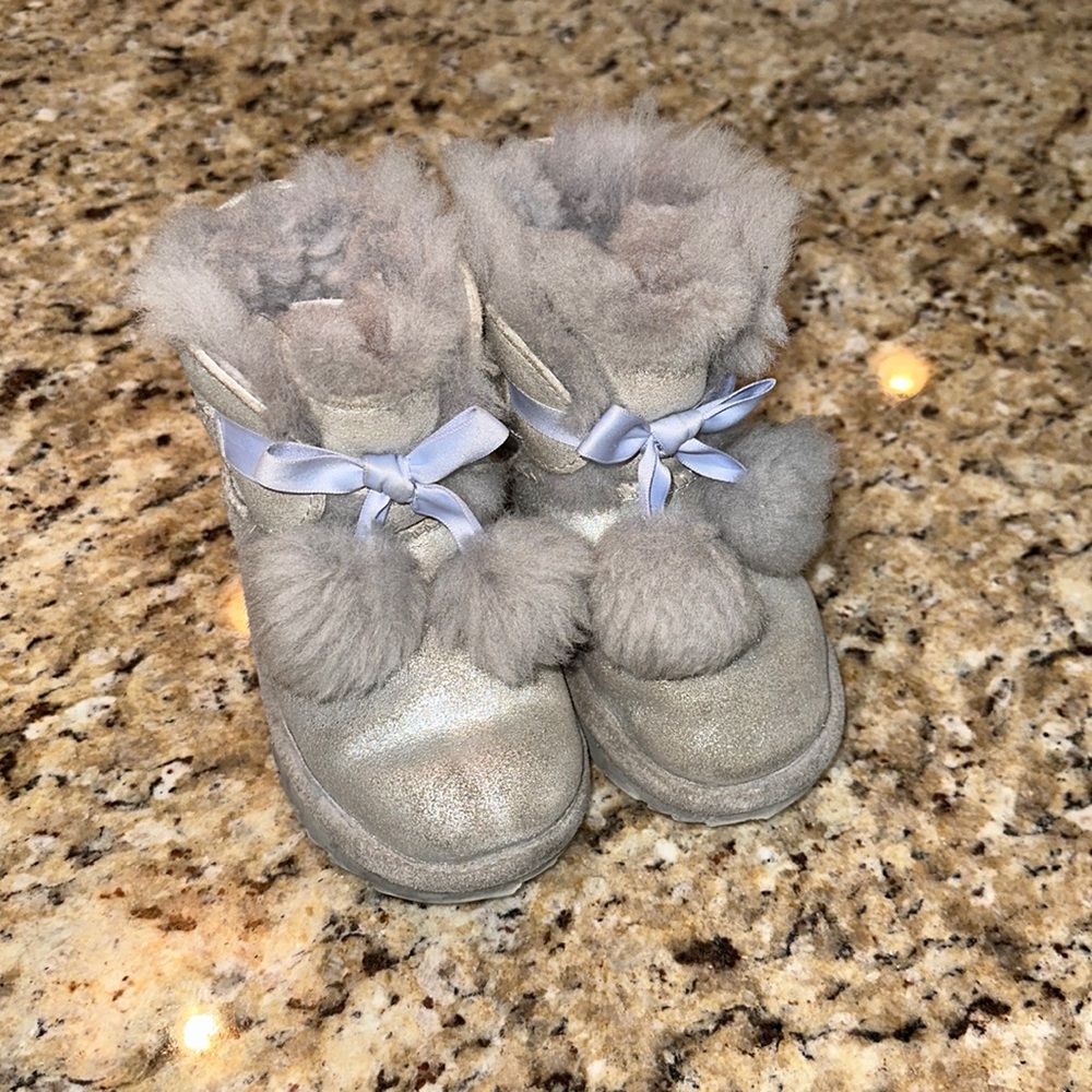 SZ 10 LITTLE GIRLS SILVER UGGS. IN GOOD SHAPE.